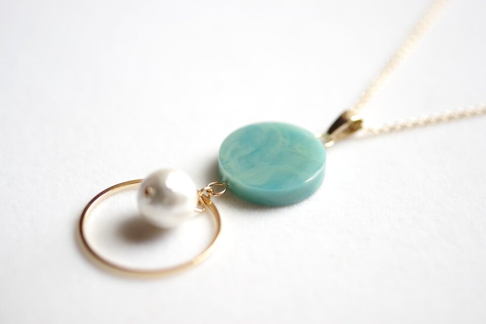 レジンアート　ラウンドモチーフとコットンパールとリングのペンダント〈母なる木〉