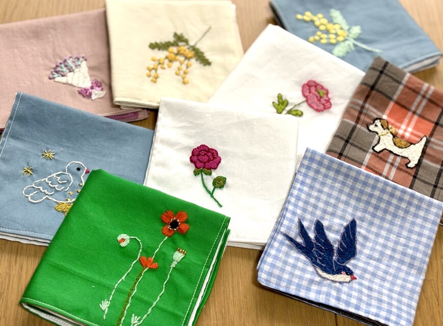手刺繍ハンカチ（犬） | iichi 日々の暮らしを心地よくする