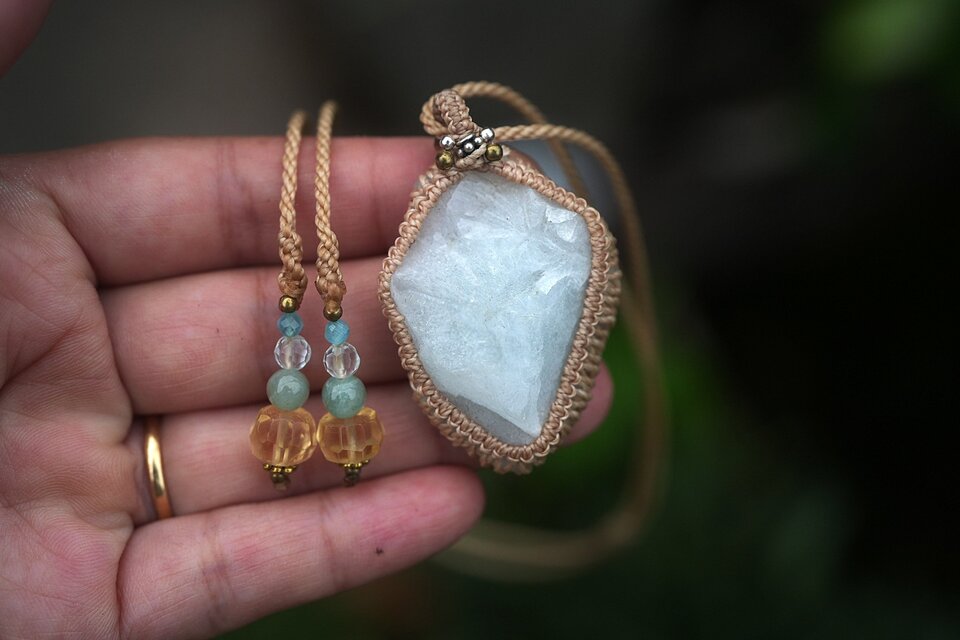 煌めくシラー入り★アクアマリン原石 マクラメネックレス2103