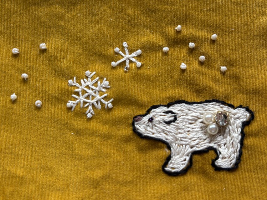 手刺繍のファスナーポーチ（しろくま） | iichi 日々の暮らしを