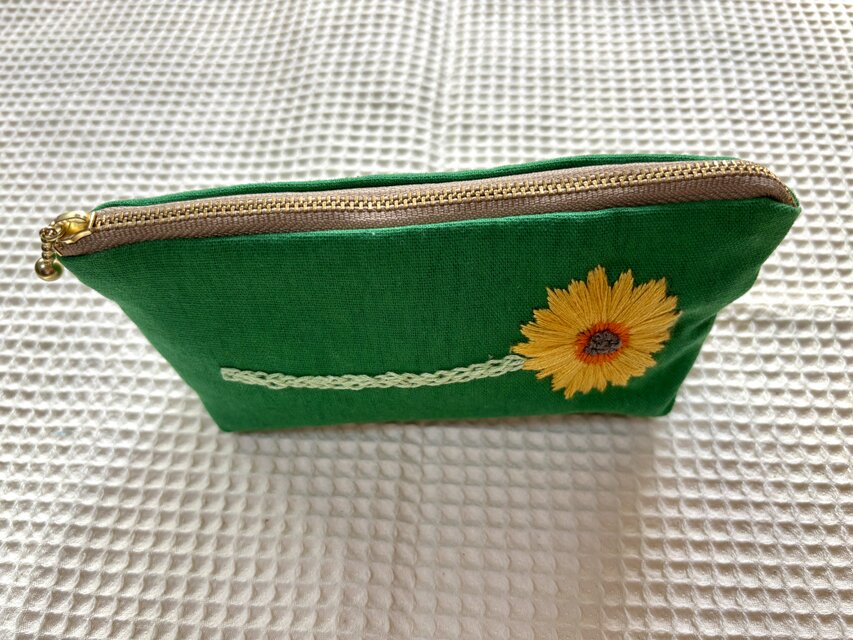手刺繍のファスナーポーチ（ガーベラ）
