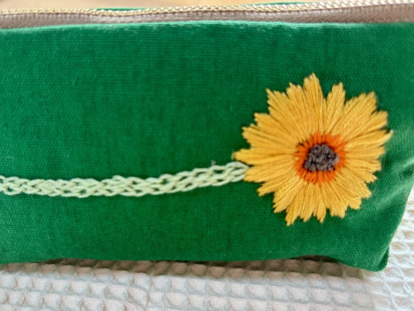 手刺繍のファスナーポーチ（ガーベラ） | iichi 日々の暮らしを
