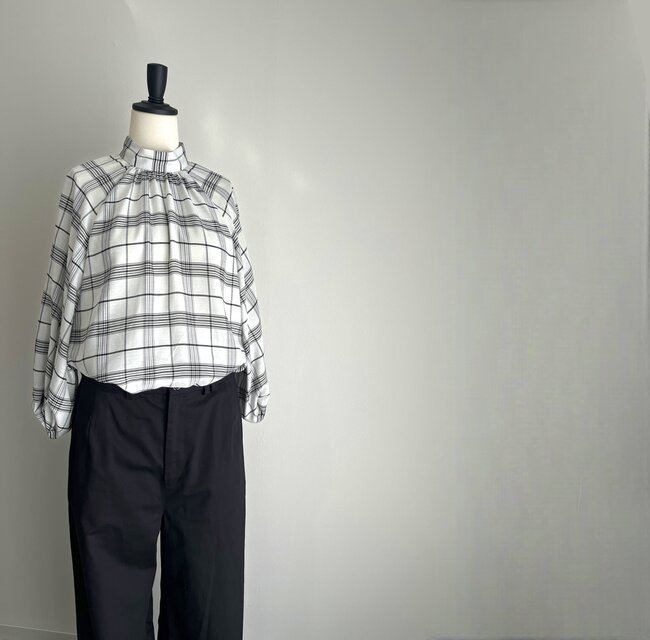 大人可愛いチェックブラウス　ボリューム袖　ハイネック　柔らかい素材