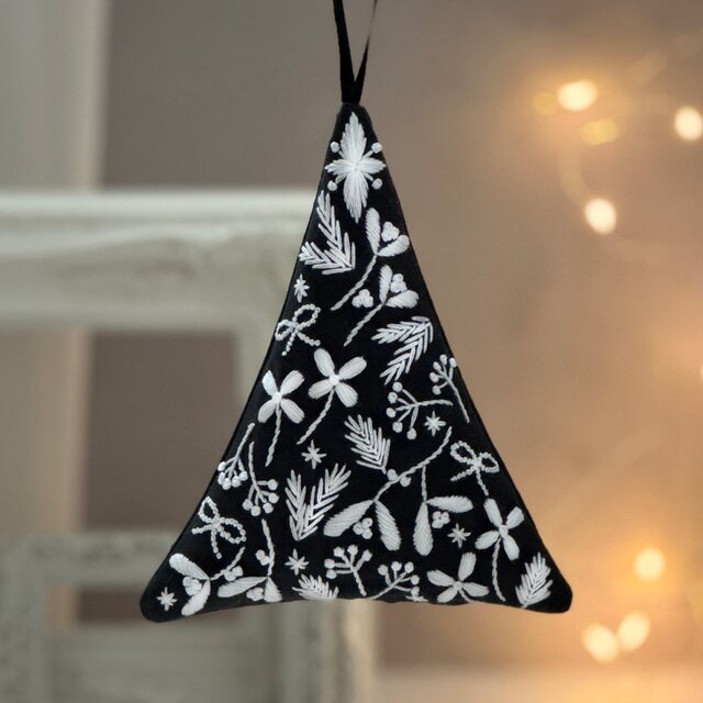 刺繍キット】モノトーンボタニカルのオーナメント | iichi 日々