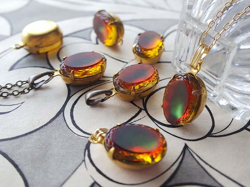 ヴィンテージ フロスト装飾Glass（Topaz／Green） 真鍮古美ネックレス