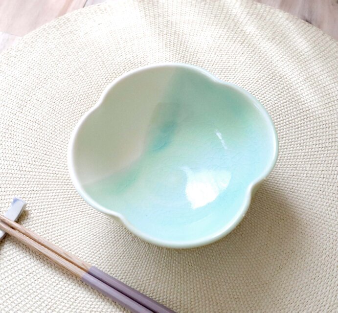 水色硝子のかけ分け四つ葉小鉢