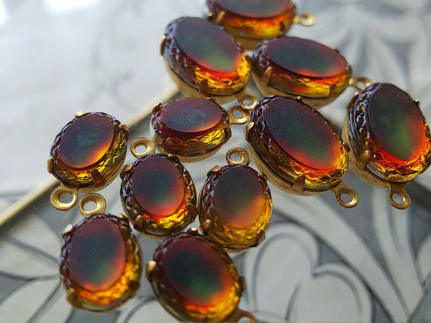 ヴィンテージ フロスト装飾Glass 14×10㎜（Topaz／Green）ピアスまたは