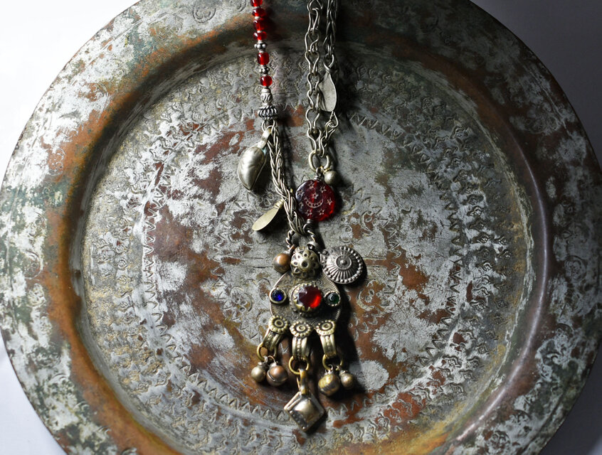 多彩oldアフガンメタルとチェーン、聖者のビーズ、深紅ヴェネチアビーズ、民族鈴のネックレス