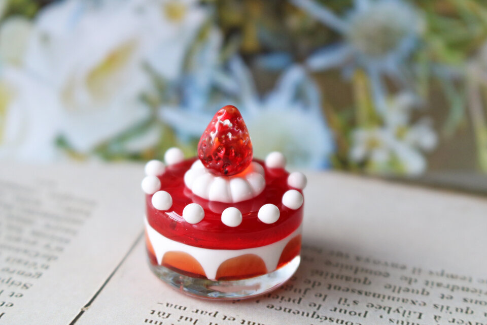ガラスのミニチュア苺ケーキ★ガラスのミニチュア洋菓子店★