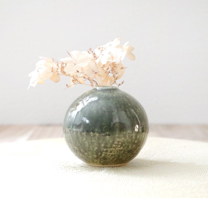 織部釉のふっくら丸い一輪挿し