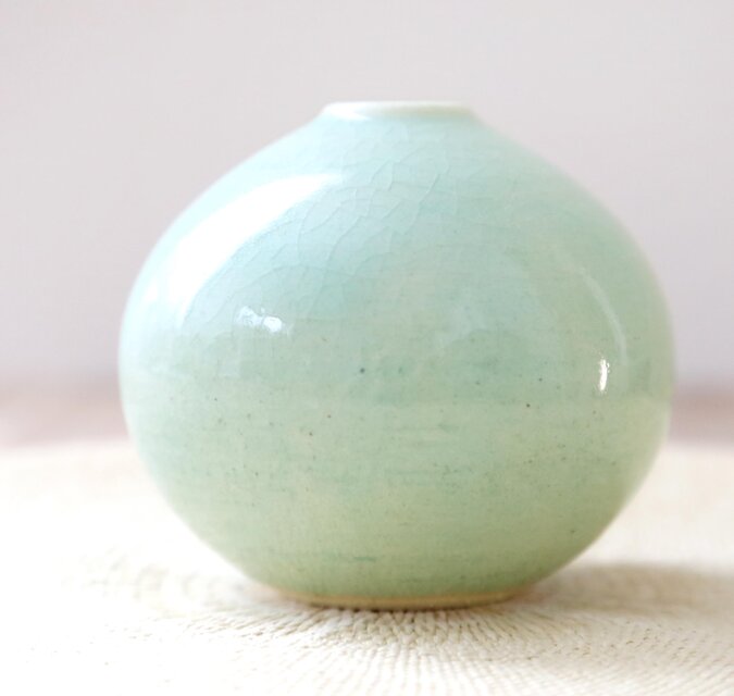 淡いグリーンの花弁模様花瓶 陶器製花瓶。 花器K11/徳利/青磁/花柄/陶器/花瓶 | 骨董・アンティークのオンライン