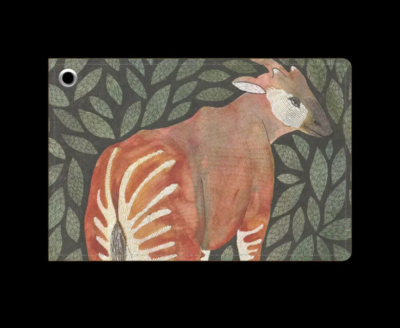 木漏れ日に揺れるひととき｜オカピ・ズィモラのパスケース