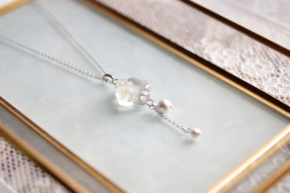 レジンアート　凹凸モチーフとコットンパールのペンダント〈舞花〉（シルバー）