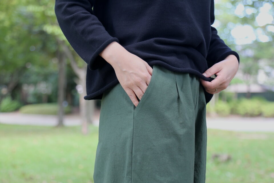 天日干しタックパンツ（深緑） | iichi 日々の暮らしを心地よくする