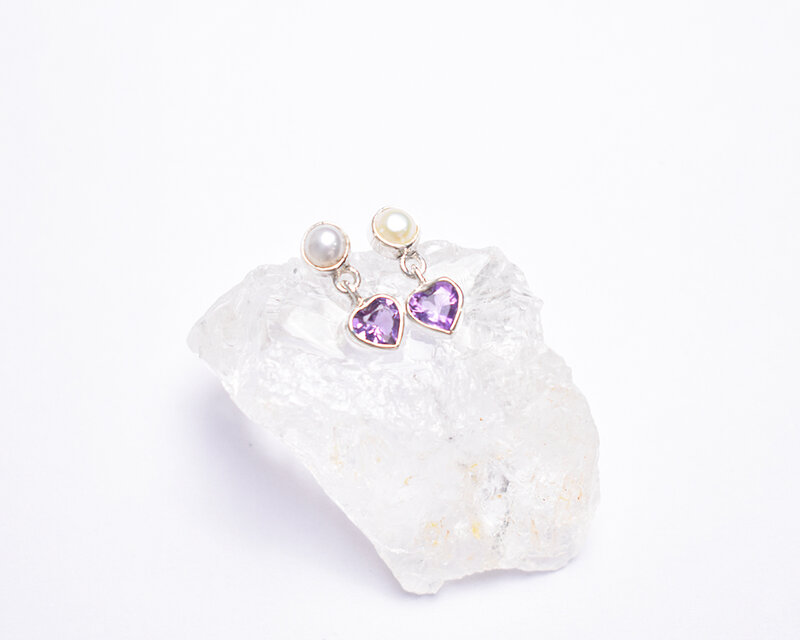 ハートのアメジストとふんわり淡水パールのシルバーピアス　シルバー925　アメシスト　天然石