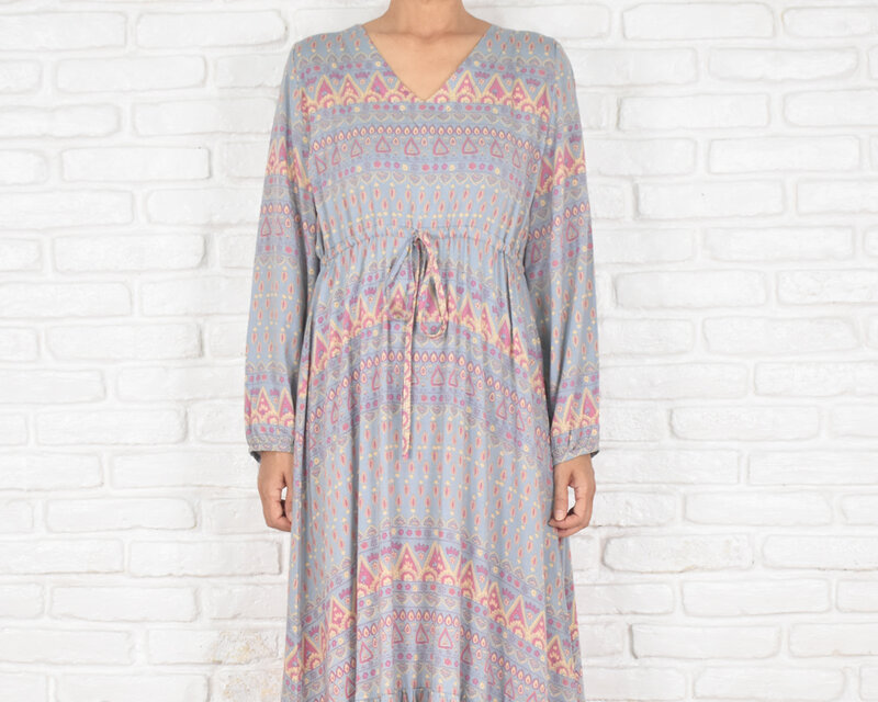 【大きいサイズ】ヴィンテージエスニック柄長袖Vネックワンピース　グレー