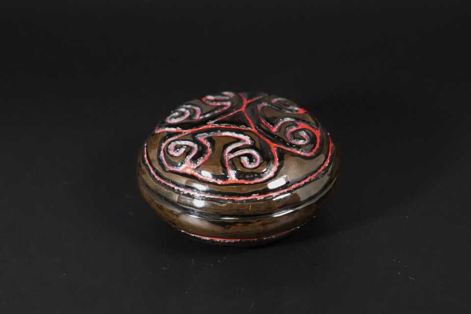 彫漆　「屈輪推黒香合」