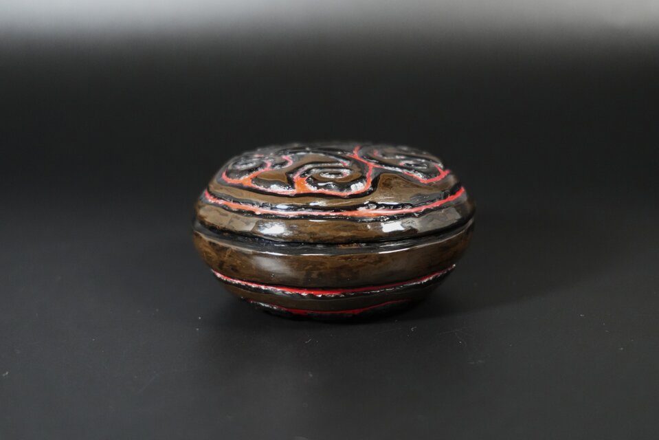 彫漆 「屈輪堆黒香合」 | iichi 日々の暮らしを心地よくする