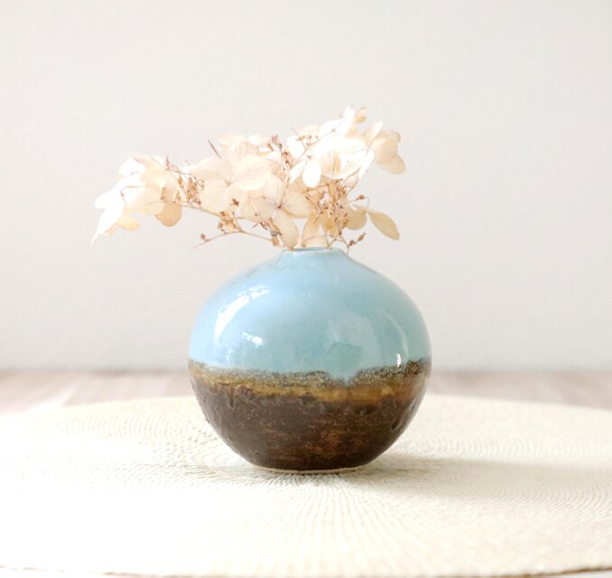 ニュアンスブルーと焦茶のかけ分け一輪挿し