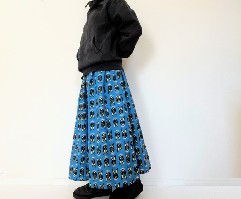 【送料無料】北欧＊黒うさぎ柄ロングスカート＊ポケット付＊ウエストゴム＊国産コットン100％＊ブルー×テラコッタオレンジ