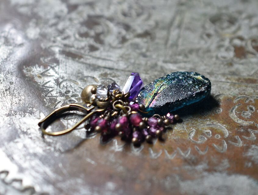 ブルーグリーン銀化のローマングラスとアメジスト、たわわなストーンビーズ、民族鈴の片耳ピアス