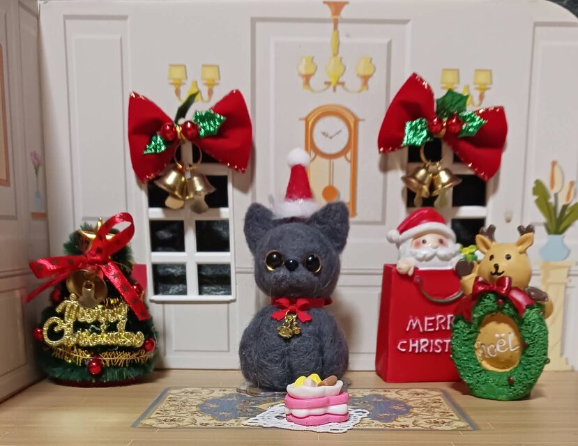 羊毛フェルト サンタ帽子のグレー猫ちゃん　ケーキ・透明スタンド付き