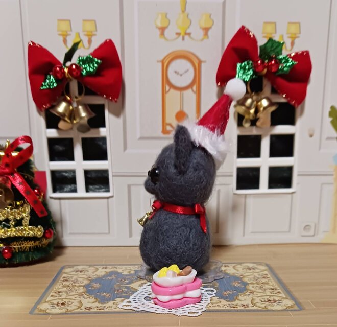 羊毛フェルト サンタ帽子のグレー猫ちゃん ケーキ・透明スタンド付き