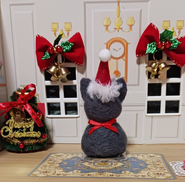 羊毛フェルト サンタ帽子のグレー猫ちゃん ケーキ・透明スタンド付き