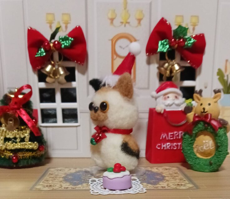 羊毛フェルト サンタ帽の三毛猫ちゃん スタンド・ケーキ付き | iichi