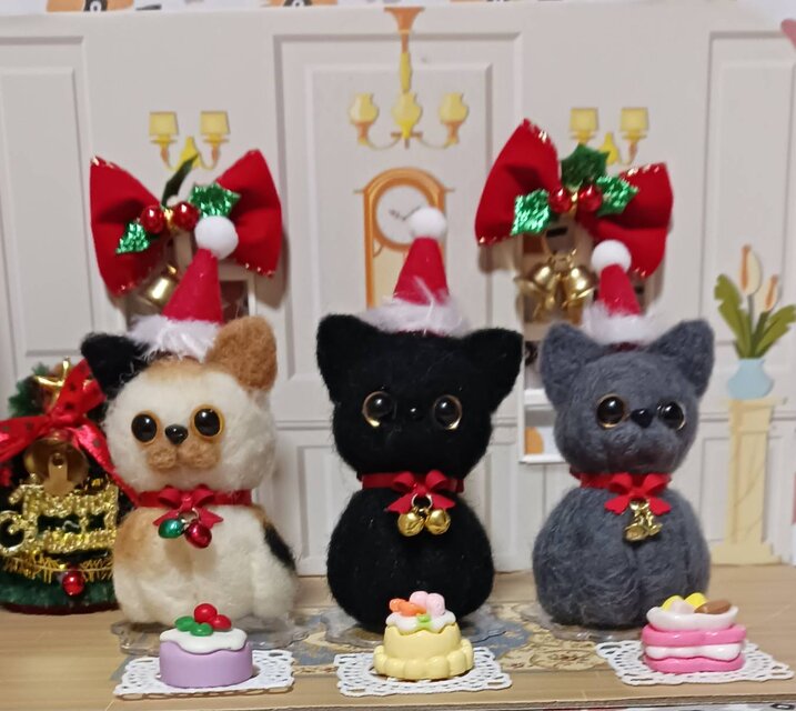 羊毛フェルト サンタ帽の三毛猫ちゃん スタンド・ケーキ付き | iichi