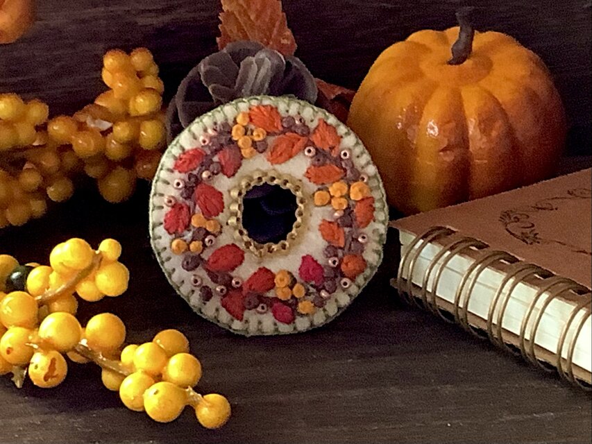 *Always* 紅葉舞うサークルブローチ