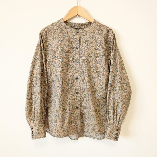 スタンドカラーブラウス oriental flowers ベージュＭ~Lサイズ
