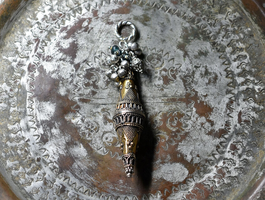 トルクメニスタン細工ビーズとたわわなインドシルバー鈴、インドピューター、インディゴブルービーズのペンダントトップ