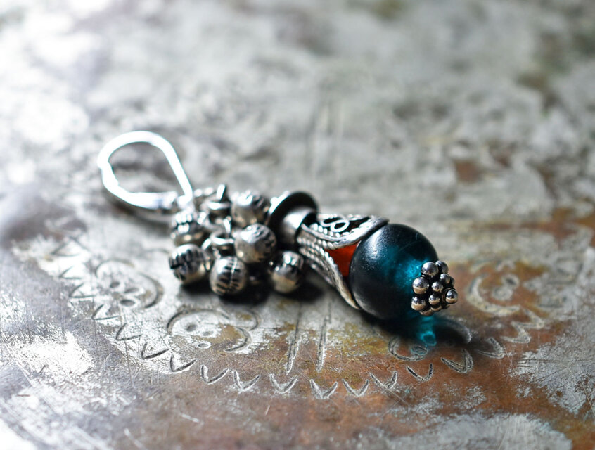 インディゴブルーブルービーズとoldアフガンシルバーキャップ、アフリカ出土カーネリアンと、シルバー鈴の片耳ピアス