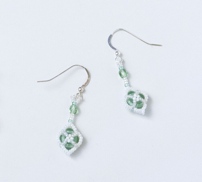 ひし形モチーフのピアス・ペールミント・382-2