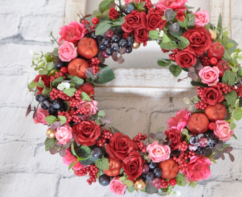 晩秋から冬へ　赤いバラのリース：クリスマスリース　りんご　ブドウ　バラ　赤　