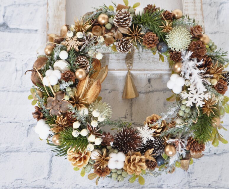 森の冬　素朴な木の実とゴールドのリース：クリスマス　ベル　木の実　雪の結晶　