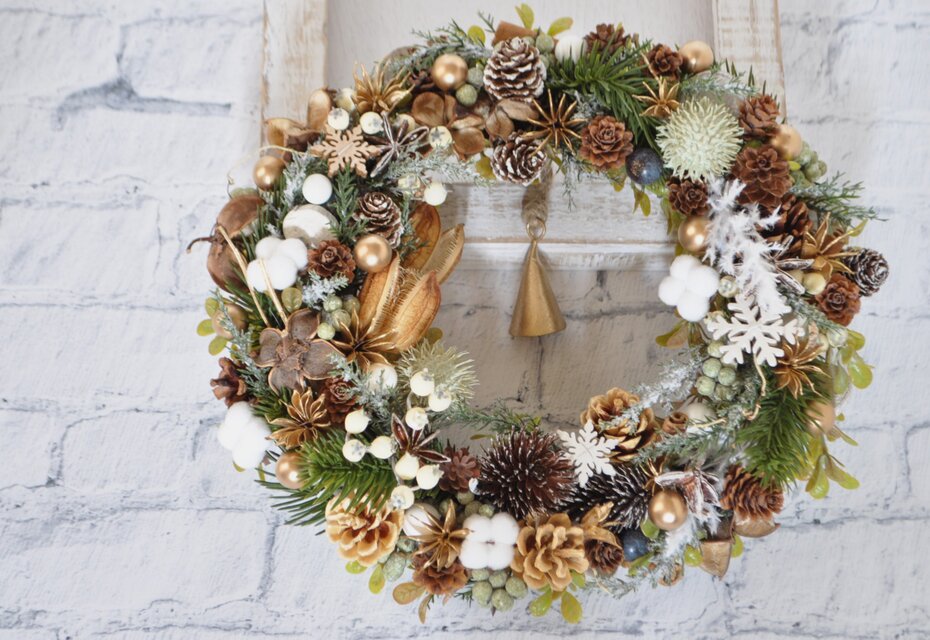 ナチュラルクリスマスリース ベル付き 木の実いっぱい 森の冬 素朴な木の実とゴールドのリース：クリスマス ベル 木の実 雪の