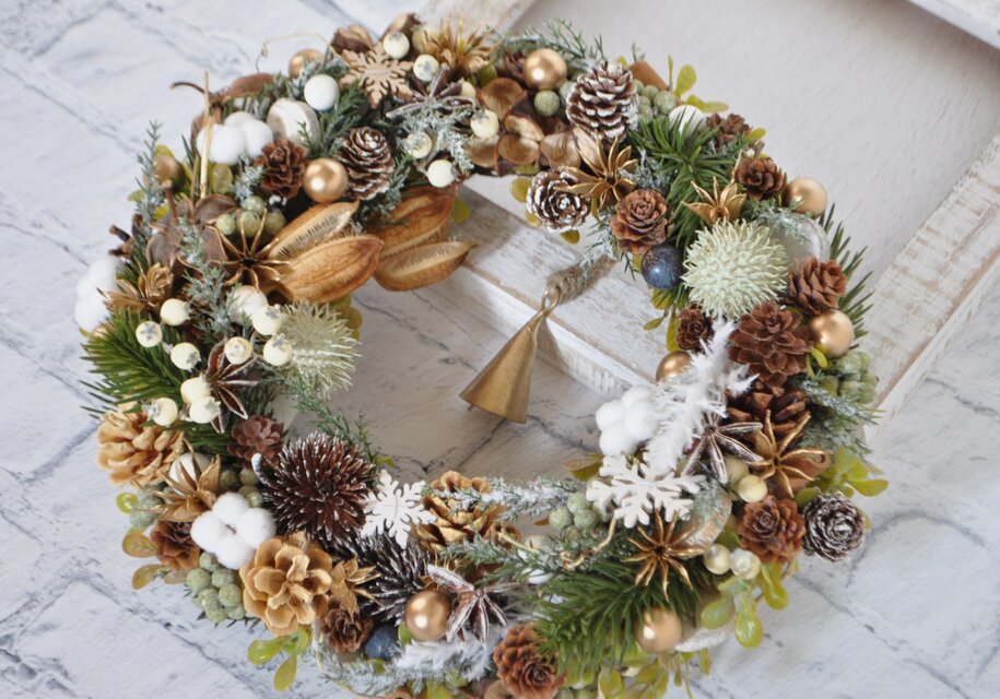 木ノ実のリース 森の冬 素朴な木の実とゴールドのリース：クリスマス ベル 木の実 雪の