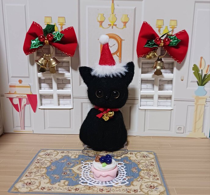羊毛フェルト 黒猫 サンタ帽子付き　ケーキ・スタンド付き