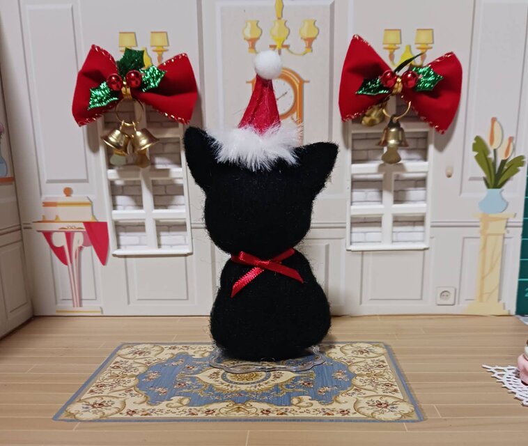 羊毛フェルト 黒猫 サンタ帽子付き ケーキ・スタンド付き | iichi 日々