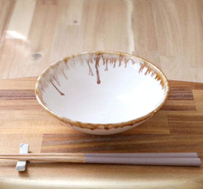 白釉の平鉢 縁飴 | iichi 日々の暮らしを心地よくするハンドメイドや