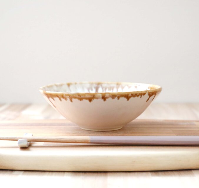 白釉の平鉢 縁飴 | iichi 日々の暮らしを心地よくするハンドメイドや