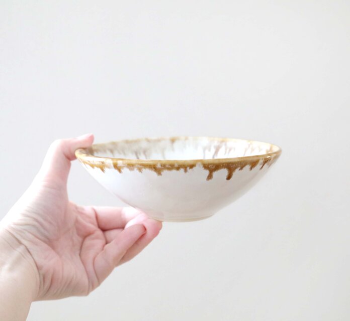 白釉の平鉢 縁飴 | iichi 日々の暮らしを心地よくするハンドメイドや