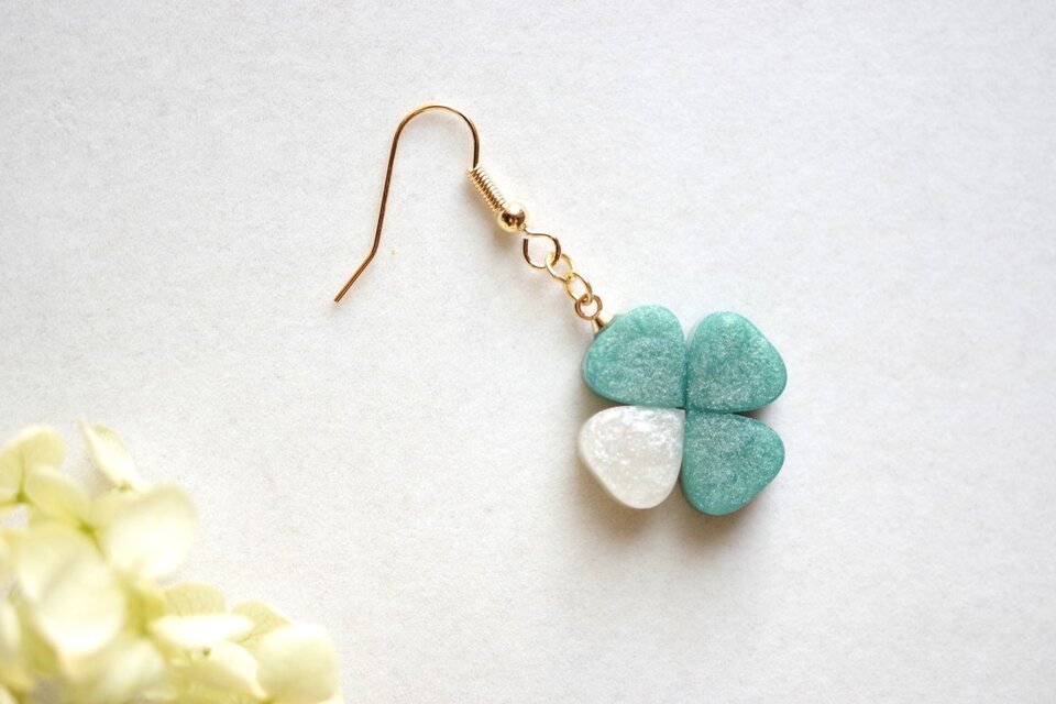 レジンアート　クローバーのピアス〈未来の夢〉