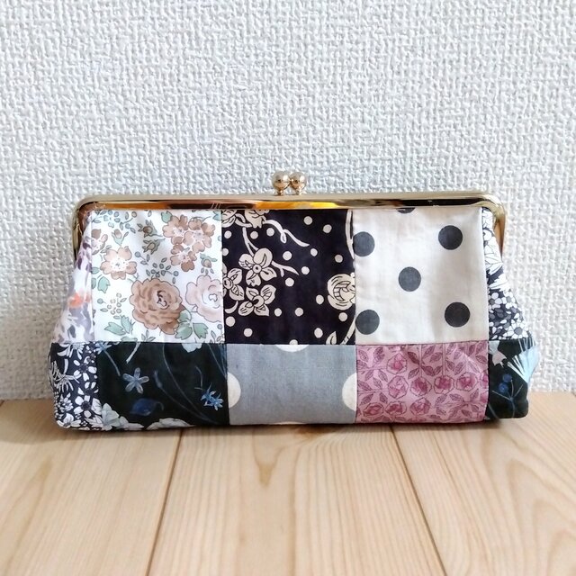 リバティ＆ドット　パッチワークの大きめがま口ポーチ　通帳ケース　ペンケース　18cm口金　411