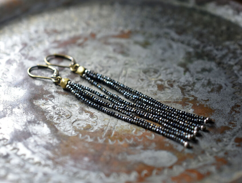 フランスアンティークブラックカットメタルビーズの4連ピアス