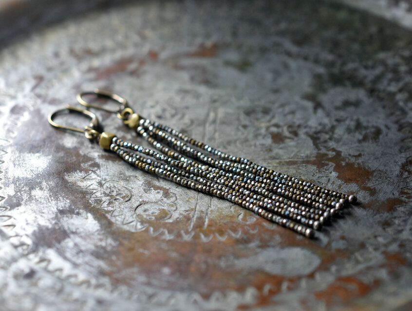 フランスアンティークカットメタルビーズの4連ピアス