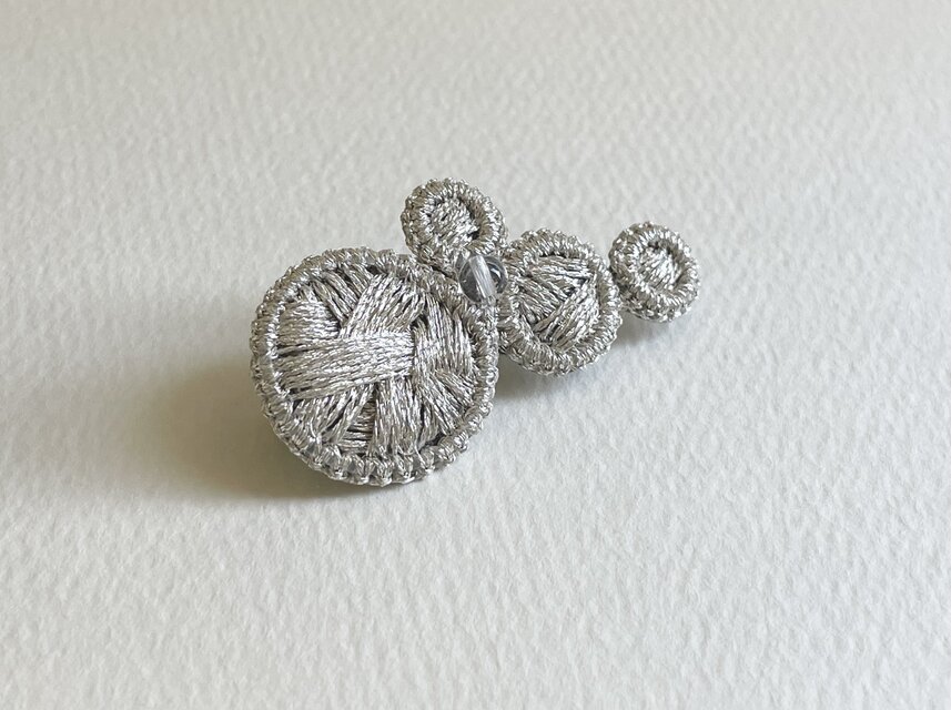 【 満ちる円 】軽くて存在感あるブローチ 一粒ｸﾘｽﾀﾙｸｫｰﾂ b001ｼﾙﾊﾞｰ銀色