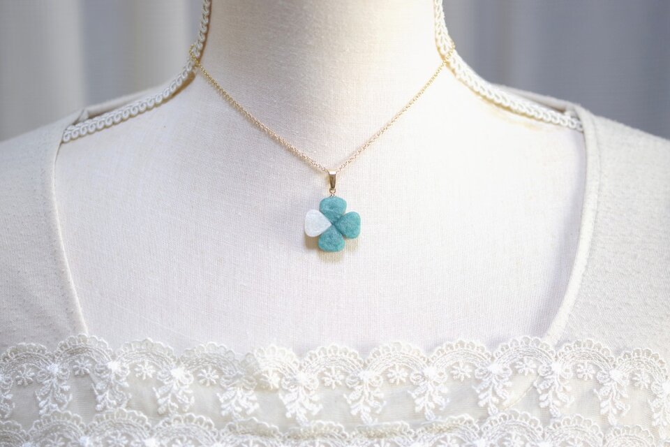 レジンアート　クローバーのペンダント〈未来の夢〉